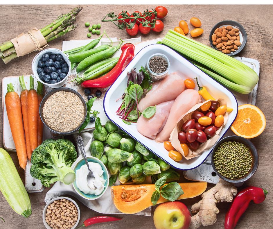 Alimentazione sana con cibi nutrienti, verdure, cereali e proteine per mantenere una dieta equilibrata in inverno