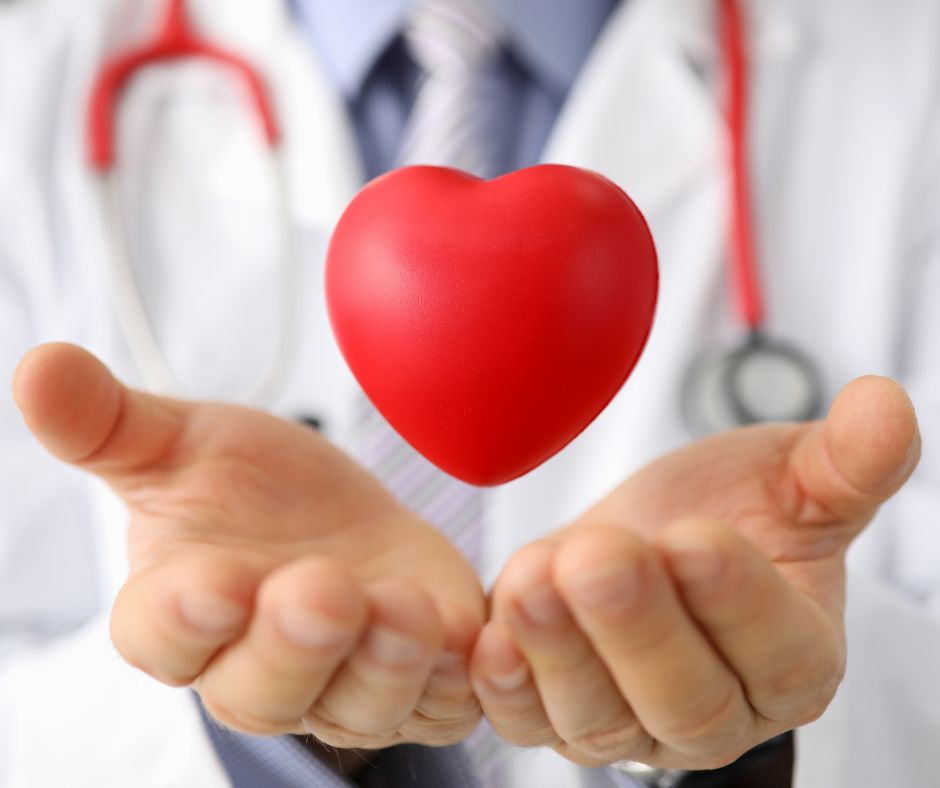 Cardiologo a domicilio che ascolta il cuore di un paziente con uno stetoscopio durante una visita medica.