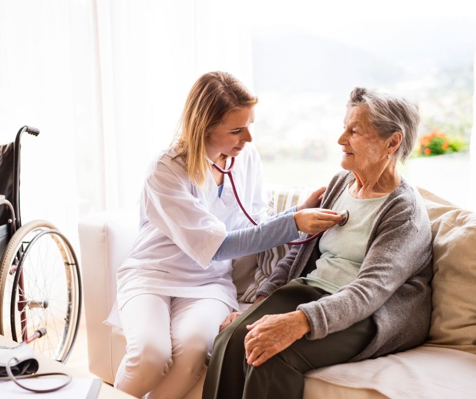 Cardiologo a domicilio a Roma esegue una visita medica direttamente a casa del paziente