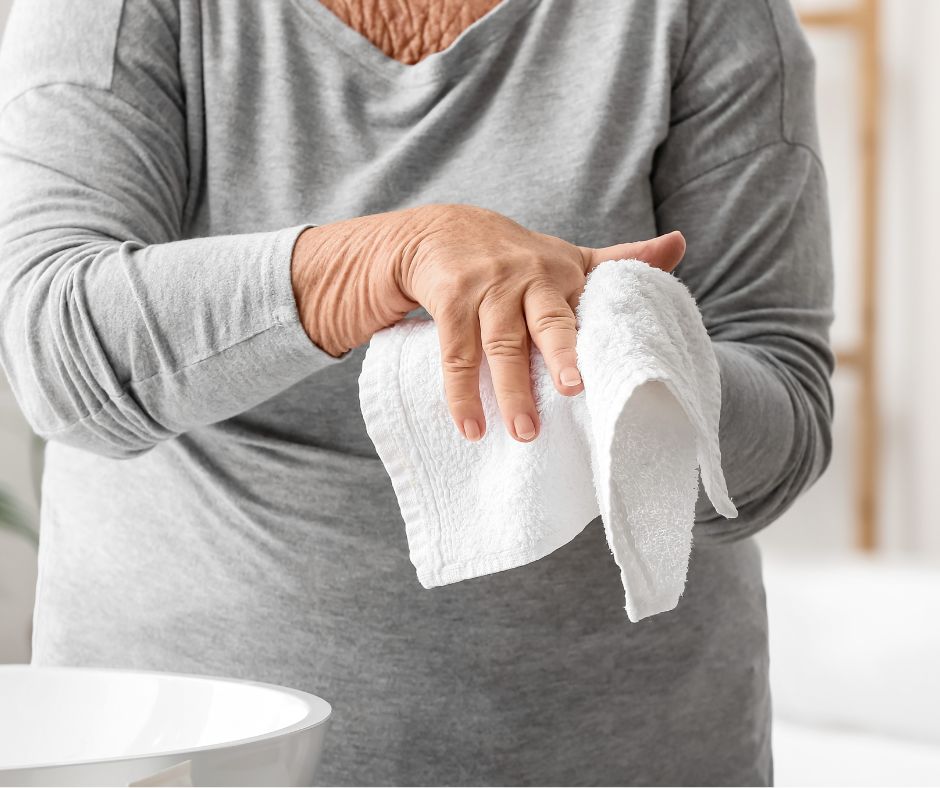 Importanza per gli anziani del lavaggio costante delle mani durante l'inverno