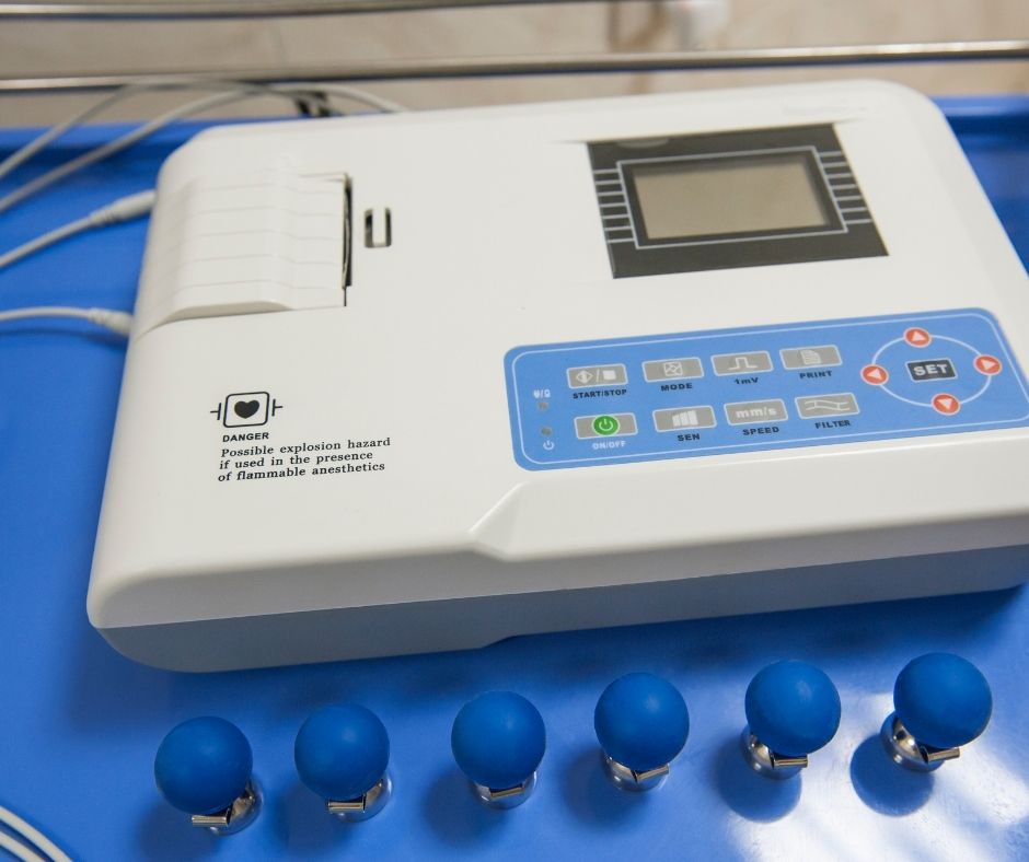 strumenti-diagnostici-cardiologia-domicilio Strumenti diagnostici come elettrocardiogramma portatile utilizzati durante una visita cardiologica a domicilio.