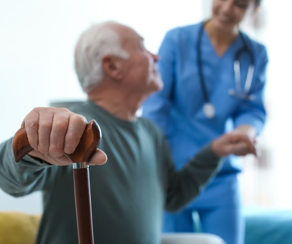 visita-medica-domicilio-paziente-anziano Un cardiologo effettua una visita medica domiciliare a un paziente anziano a Roma
