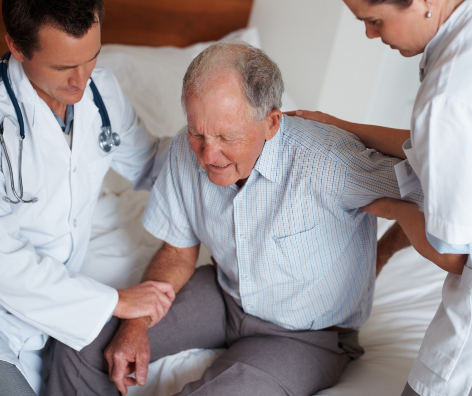 Paziente anziano che riceve assistenza medica a domicilio con la misurazione della pressione arteriosa