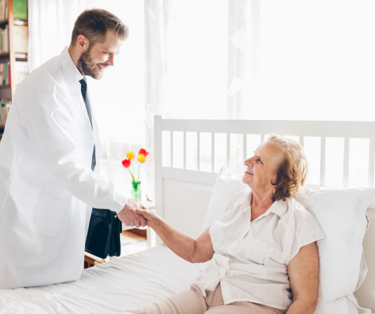 Medico che esegue un esame diagnostico domiciliare su un paziente anziano con attrezzatura portatile