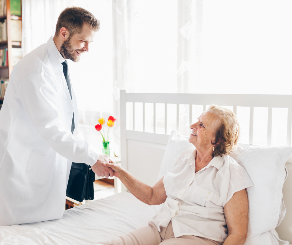 Medico che esegue un esame diagnostico domiciliare su un paziente anziano con attrezzatura portatile