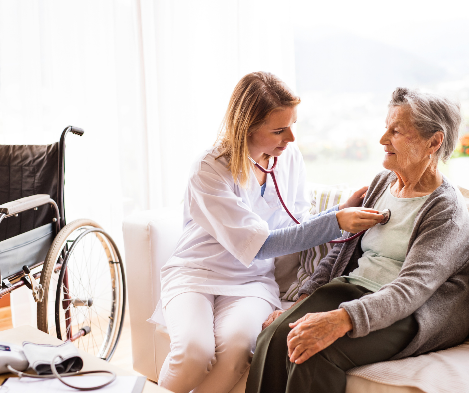 Medico geriatra esegue una visita domiciliare su un paziente anziano seduto nel suo salotto.