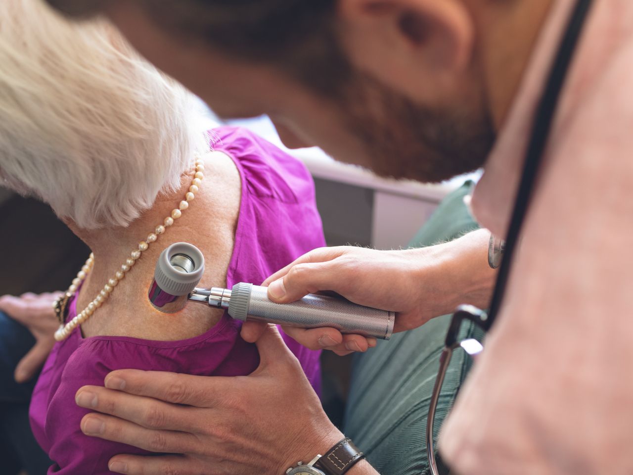 Scopri il servizio di Dermatologo a Domicilio a Roma offerto da ADI Salus con accreditamento alla Regione Lazio