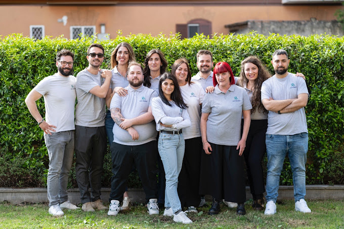 Team sanitario ADI Salus offre assistenza domiciliare integrata a paziente anziano