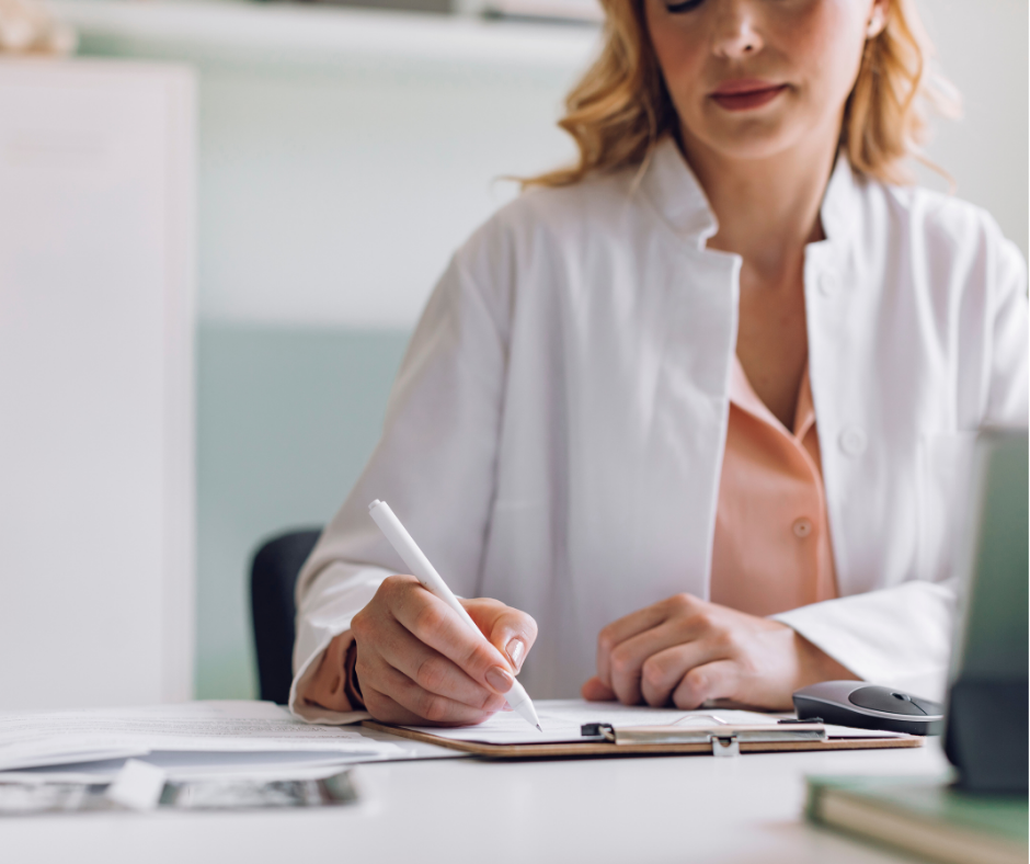Medico di base che compila la richiesta per attivare l’assistenza domiciliare integrata