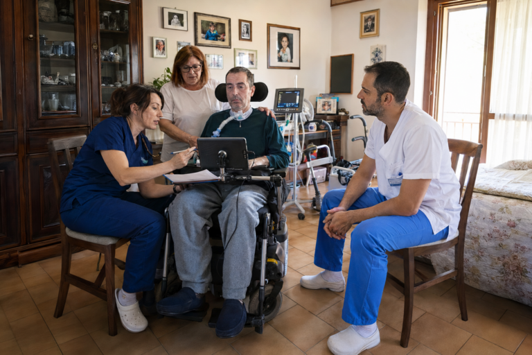 Paziente con SLA assistito a domicilio da équipe multidisciplinare in ambiente domestico italiano",